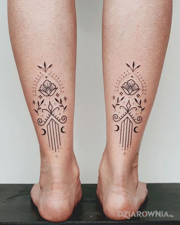 Tatuaż piękne wzory w motywie kwiaty i stylu minimalistyczne na łydce