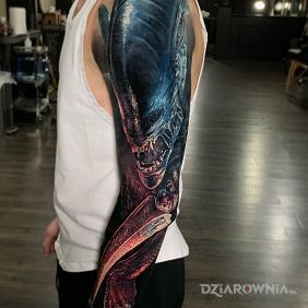 Tatuaż Alien obcy na przedramieniu motyw: rękawy styl: realistyczne