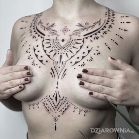 Tatuaż Wzorki na klatce na klatce motyw: seksowne styl: minimalistyczne