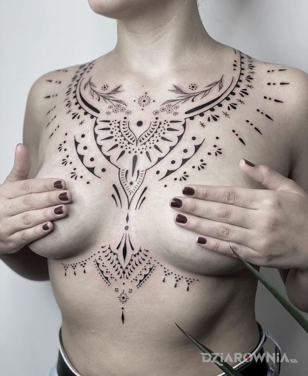 Tatuaż wzorki na klatce w motywie seksowne i stylu minimalistyczne na brzuchu