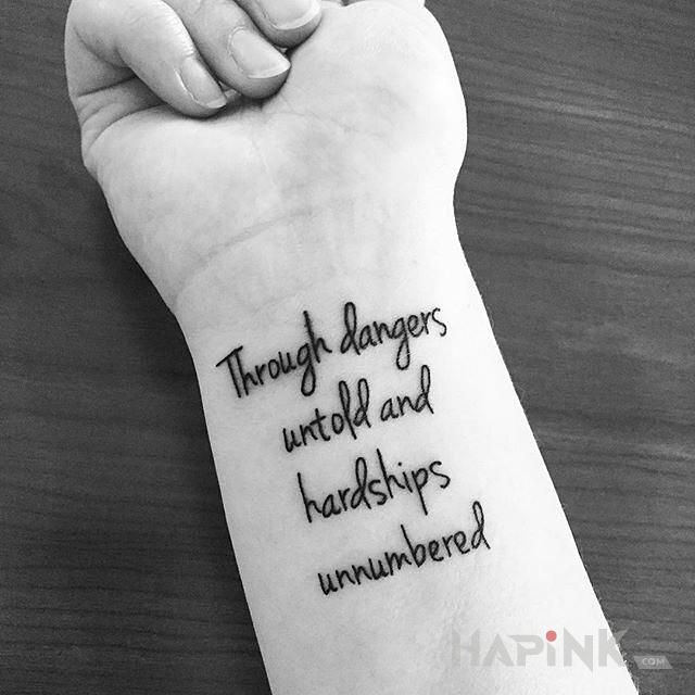 Tattoo Cytacik in lettering motif and calligraphy style on the wrist
