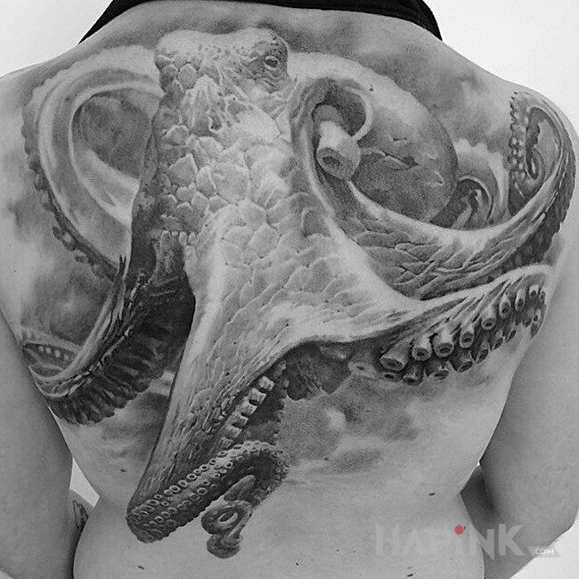 Tattoo Kałamarnica olbrzymia in 3D motif and realistic style on the back
