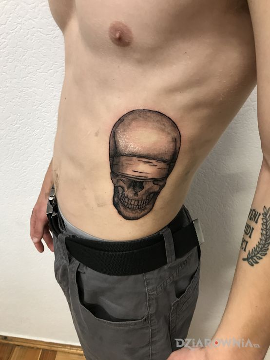 Tatuaż czaszka na żebrach w motywie czaszki i stylu graficzne / ilustracyjne na żebrach