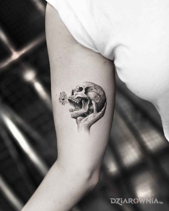 Tatuaż mała czaszka w motywie czarno-szare i stylu graficzne / ilustracyjne na ramieniu