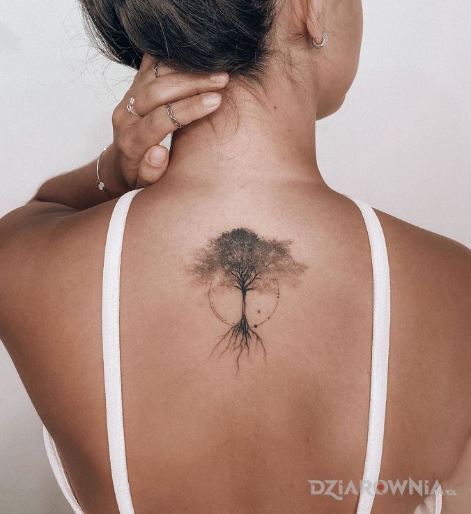 Tatuaż drzewo z korzeniami w motywie czarno-szare i stylu graficzne / ilustracyjne na plecach