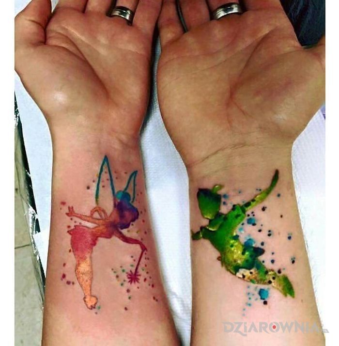 Tatuaż piotrus pan i dzwoneczek w motywie kolorowe i stylu watercolor na nadgarstku