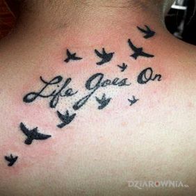 Tatuaż Life goes on na plecach motyw: napisy
