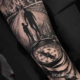 Tatuaż Pora ruszać w drogę na przedramieniu motyw: czarno-szare styl: realistyczne