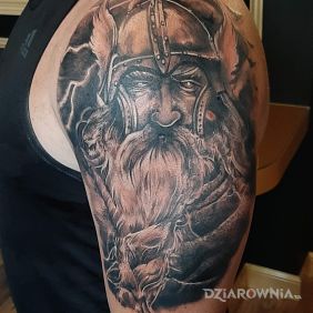 Tatuaż Odyn na ramieniu motyw: czarno-szare styl: realistyczne