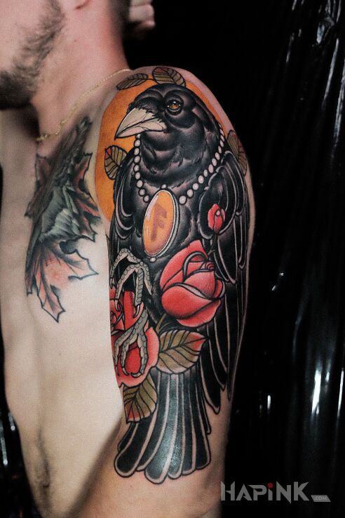 Tattoo Kruk / Ptak / Róże / Neotraditional in animals motif and neo-traditional style on the upper arm