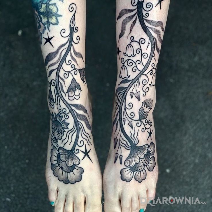 Tatuaż wytatuowane stópki w motywie czarno-szare i stylu graficzne / ilustracyjne przy kostce