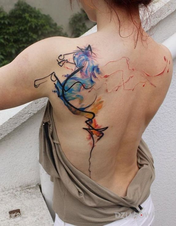 Tatuaż kon w motywie zwierzęta na plecach