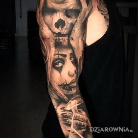 Tatuaż Dziewczyna razem z demonami na ramieniu motyw: czarno-szare styl: realistyczne