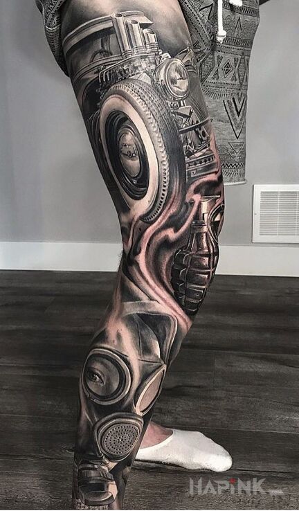 Tattoo Samochodzik in war motif and realistic style on the leg