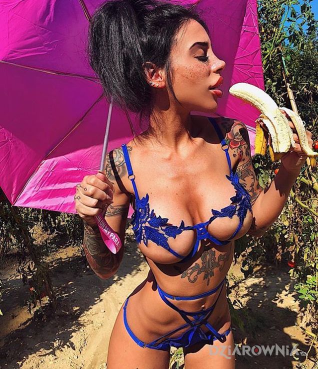 Tatuaż banana w motywie seksowne na brzuchu