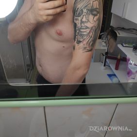 Tatuaż Twarz na ramieniu motyw: czarno-szare styl: realistyczne