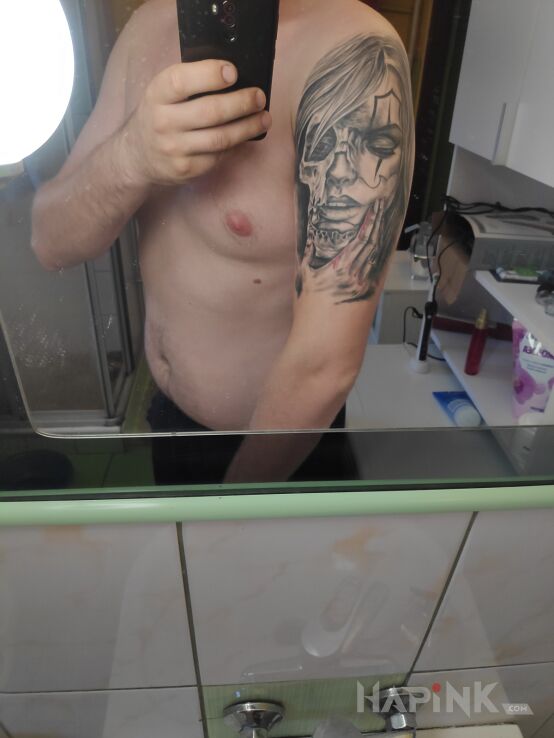 Tattoo Twarz in skulls motif and realistic style on the upper arm