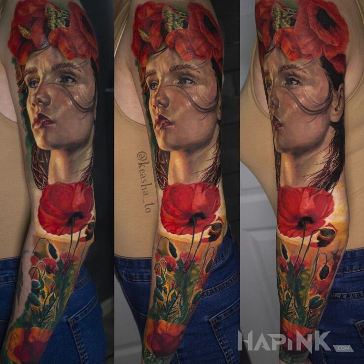 Tattoo Dziewczyna w makach in sleeves motif and realistic style on the upper arm