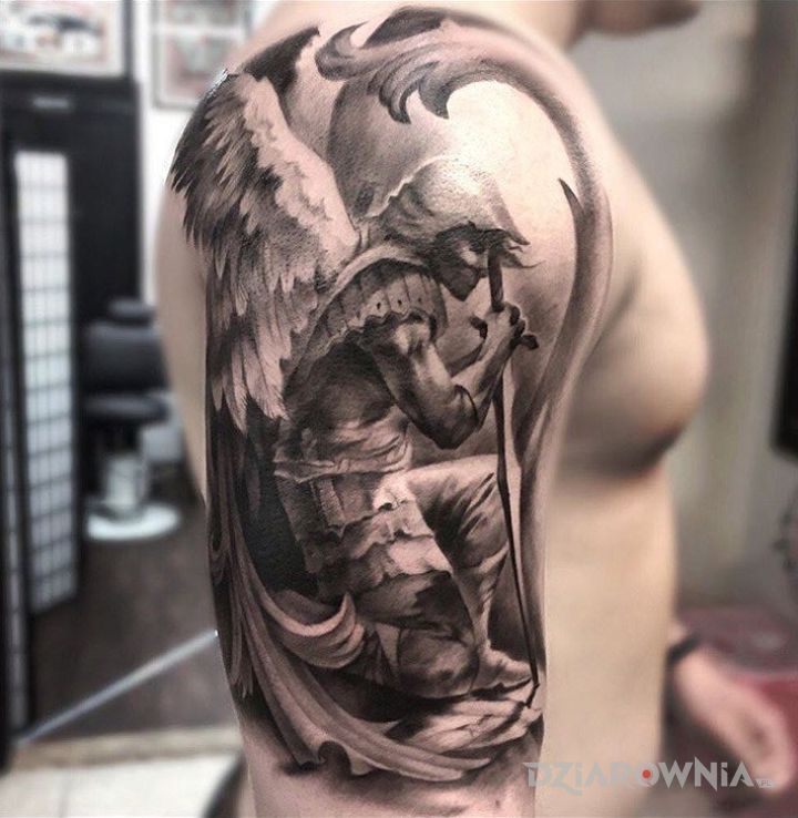 Tatuaż kleczacy aniol w motywie postacie na ramieniu