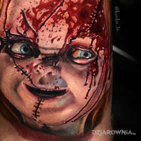 Tatuaż Chucky na nodze motyw: demony styl: realistyczne