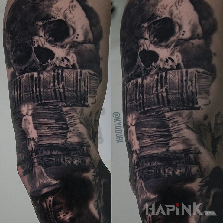 Tattoo Czaszka z książkami in 3D motif and realistic style on the upper arm