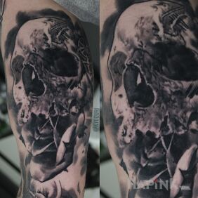 Tattoo Skull on the upper arm motif: black and gray style: realistic
