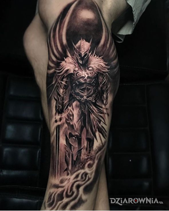 Tatuaż anielski wojownik w motywie czarno-szare i stylu realistyczne na łydce