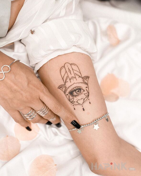 Tattoo Hamsa z okiem in black and gray motif and graphic / illustrative style on the upper arm