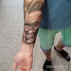 Tatuaż Joker na przedramieniu motyw: postacie styl: realistyczne