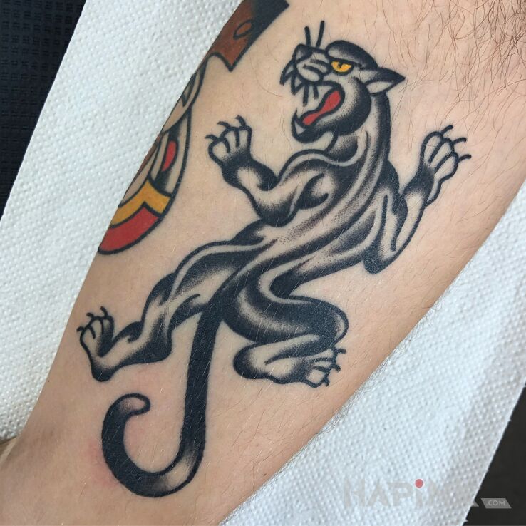 Tattoo Pantera / Old School / Traditional in black and gray motif and oldschool style on the calf