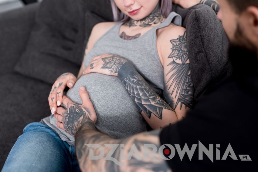 kobieta w ciąży i tatuaże