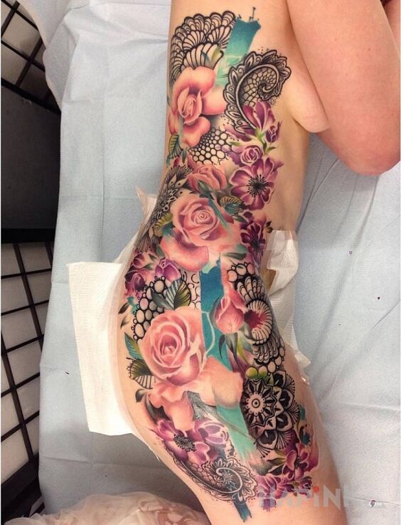 Tattoo Multum kwiatów in flowers motif on the leg