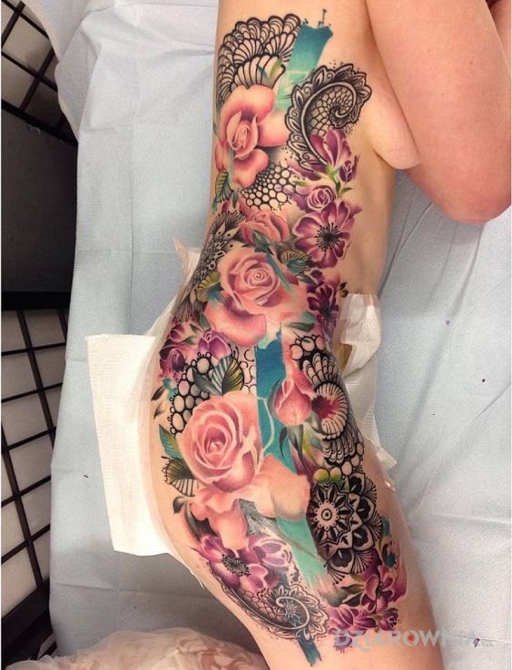 Tatuaż multum kwiatów w motywie kwiaty na nodze