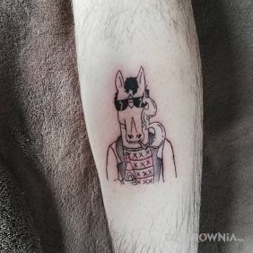 Tatuaż Bojack horseman na łydce motyw: czarno-szare styl: kreskówkowe / komiksowe