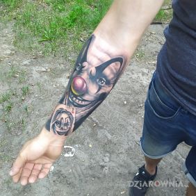 Tatuaż Megastyczny na przedramieniu motyw: mroczne styl: realistyczne