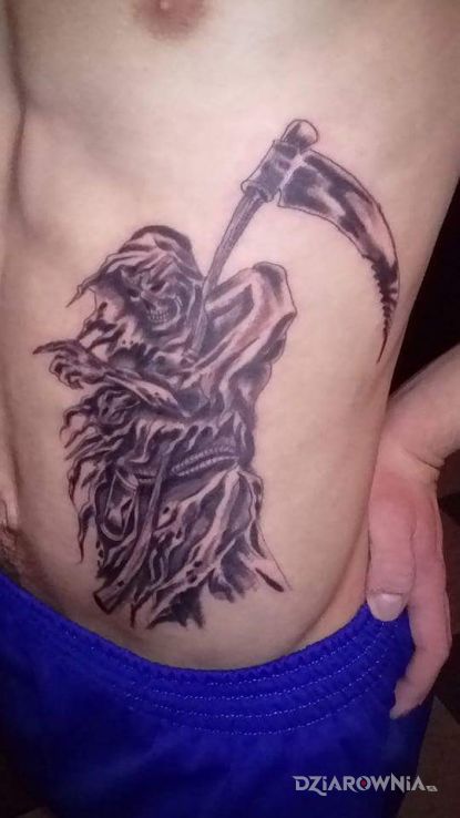 Tatuaż kostucha w motywie demony na żebrach