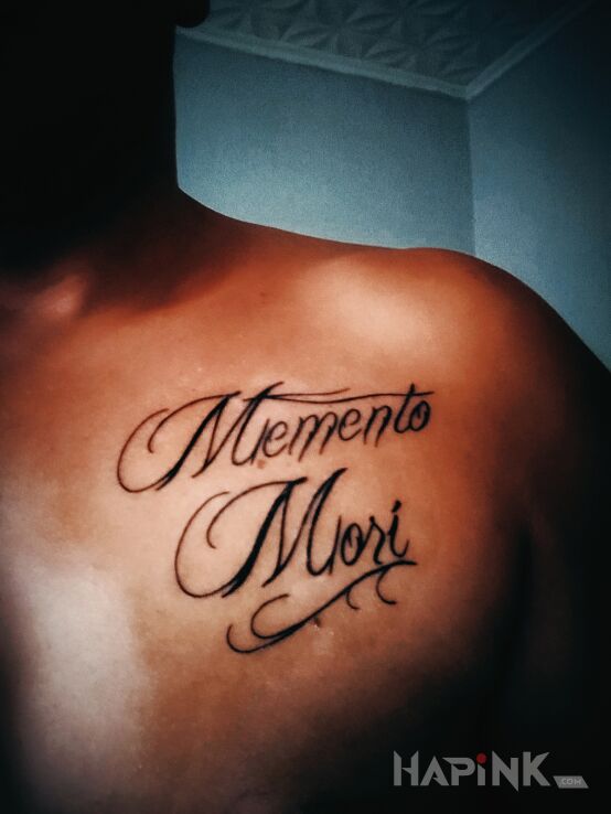 Tattoo Memento mori in lettering motif and calligraphy style on the chest