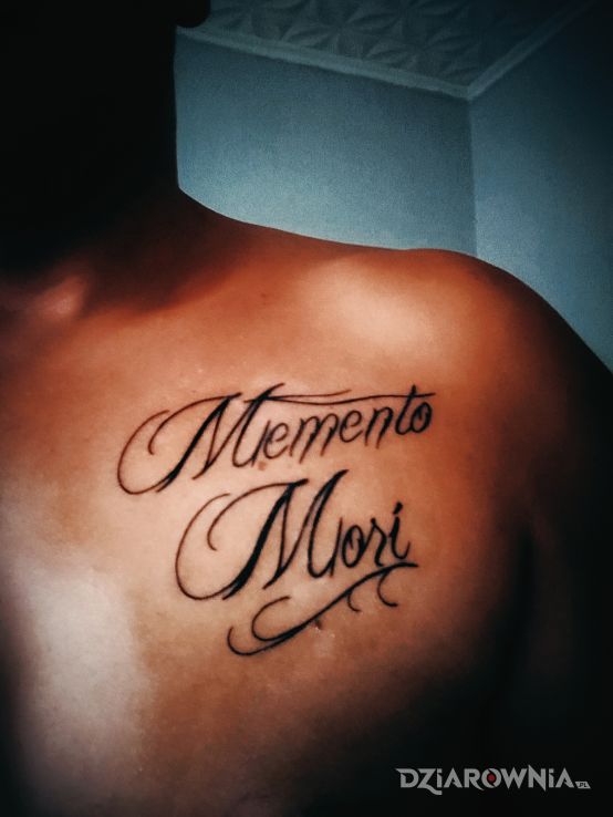 Tatuaż memento mori w motywie napisy i stylu kaligrafia na klatce