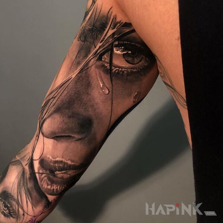 Tattoo Uroniona łza in 3D motif and realistic style on the upper arm