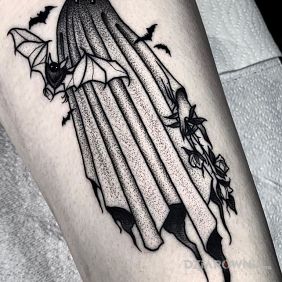 Tatuaż Duszek na przedramieniu motyw: czarno-szare styl: dotwork