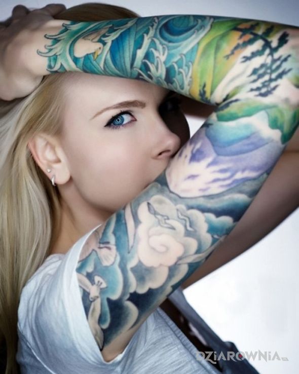 Tatuaż fajna blondynka w motywie rękawy na przedramieniu