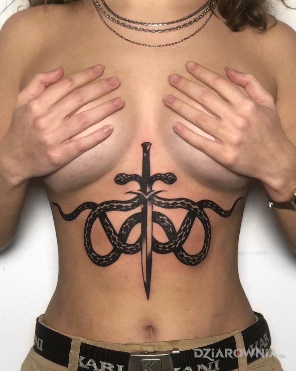 Tatuaż wężowy sztylet w motywie przedmioty i stylu graficzne / ilustracyjne na brzuchu