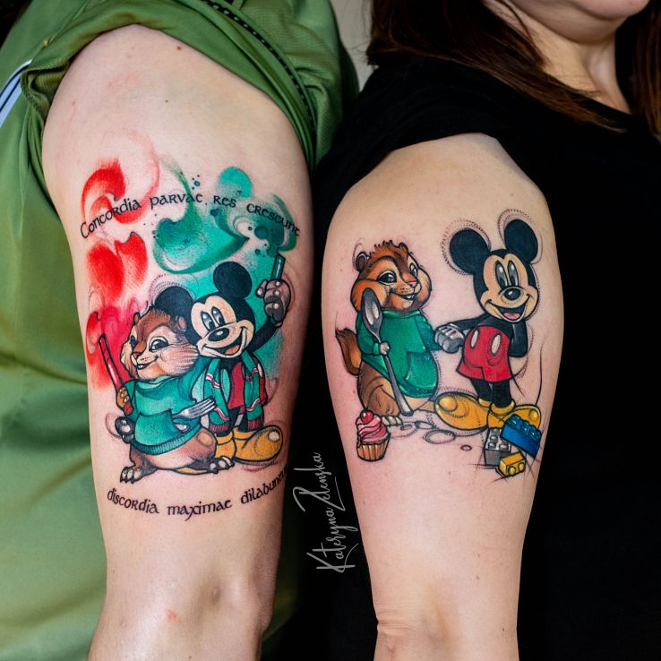 Tatuaż disney  myszka miki w motywie kolorowe i stylu watercolor na ramieniu