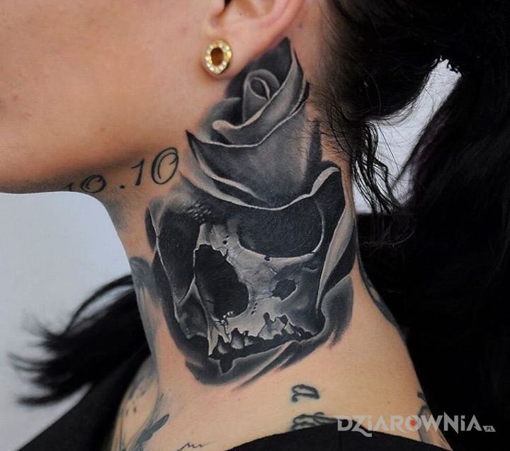 Tatuaż czacha i kwiat w motywie czaszki na szyi