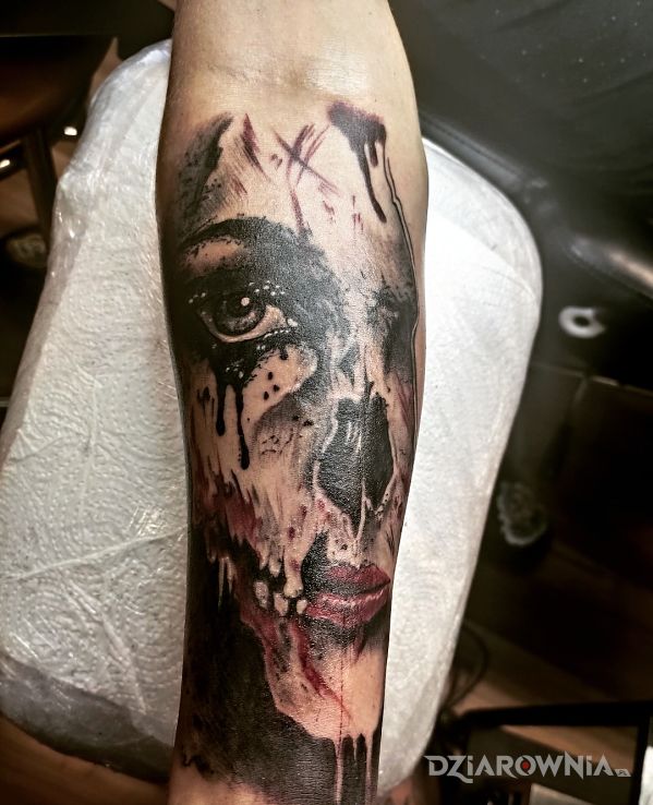 Tatuaż horror tattoo w motywie mroczne i stylu realistyczne na przedramieniu