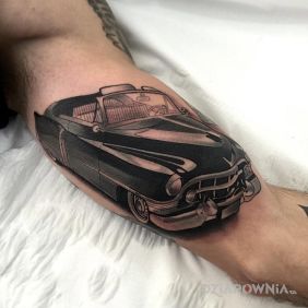 Tatuaż Cadillac na ramieniu motyw: pozostałe