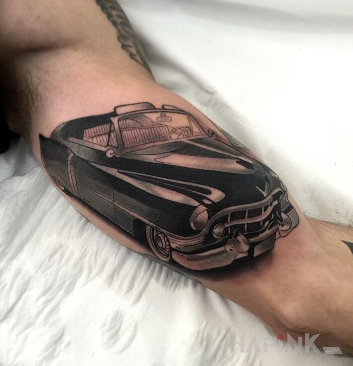 Tattoo Cadillac in other motif on the upper arm