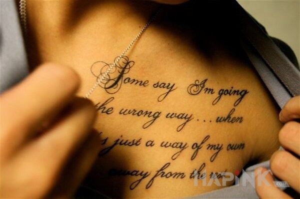 Tattoo Napis po angielsku in lettering motif on the chest