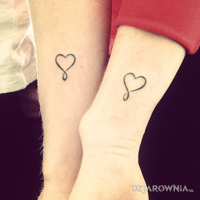 Tatuaż dla pary w motywie miłosne na nadgarstku