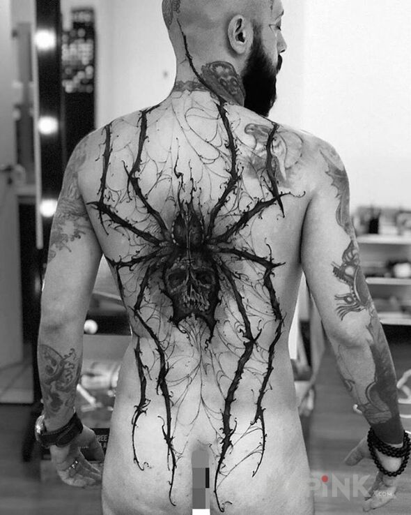 Tattoo Mroczny pająk in skulls motif and blackwork / blackout style on the back